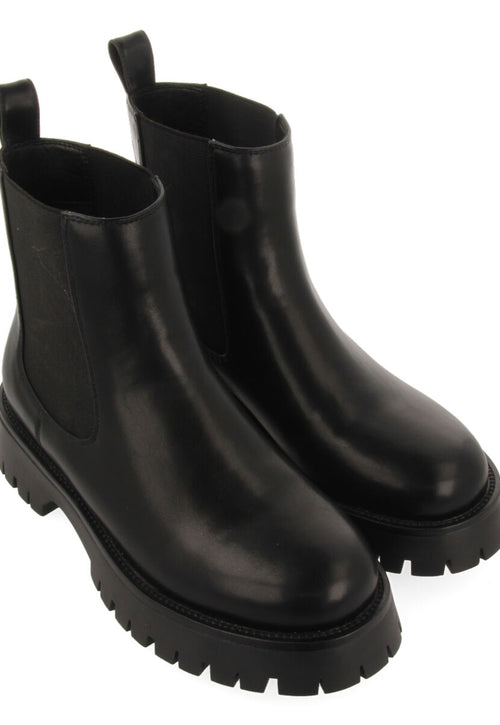 Botín negro tipo chelsea con elásticos y piso track para mujer geilo