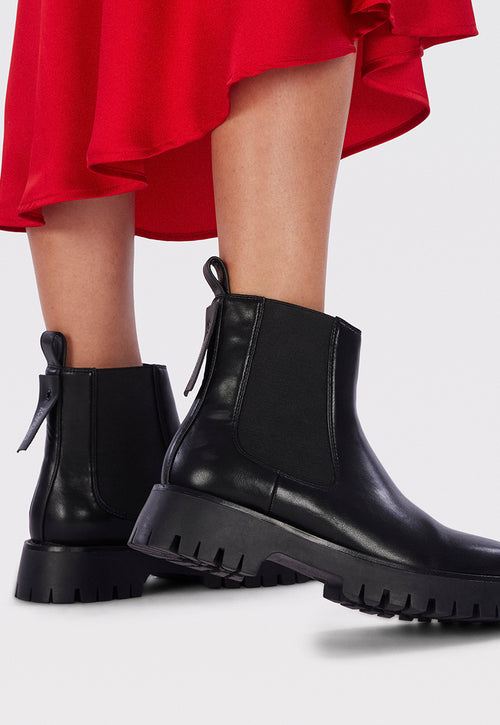 Botín negro tipo chelsea con elásticos y piso track para mujer geilo