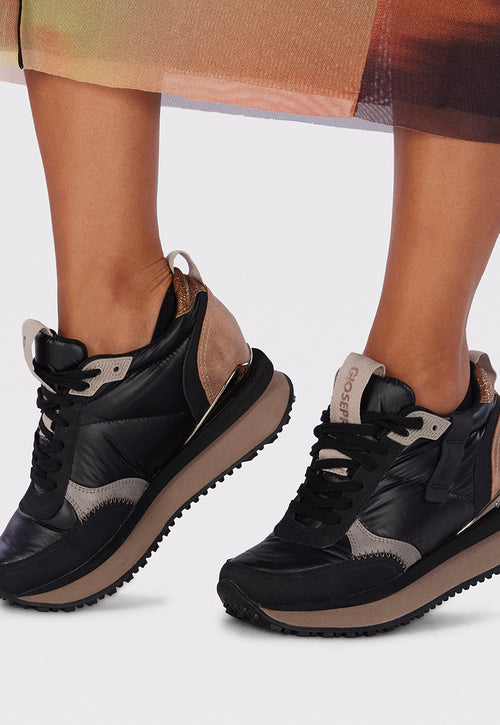 Sneakers noires monochromes rembourrées ornées de détails et talonnette invisible pour femme anif 