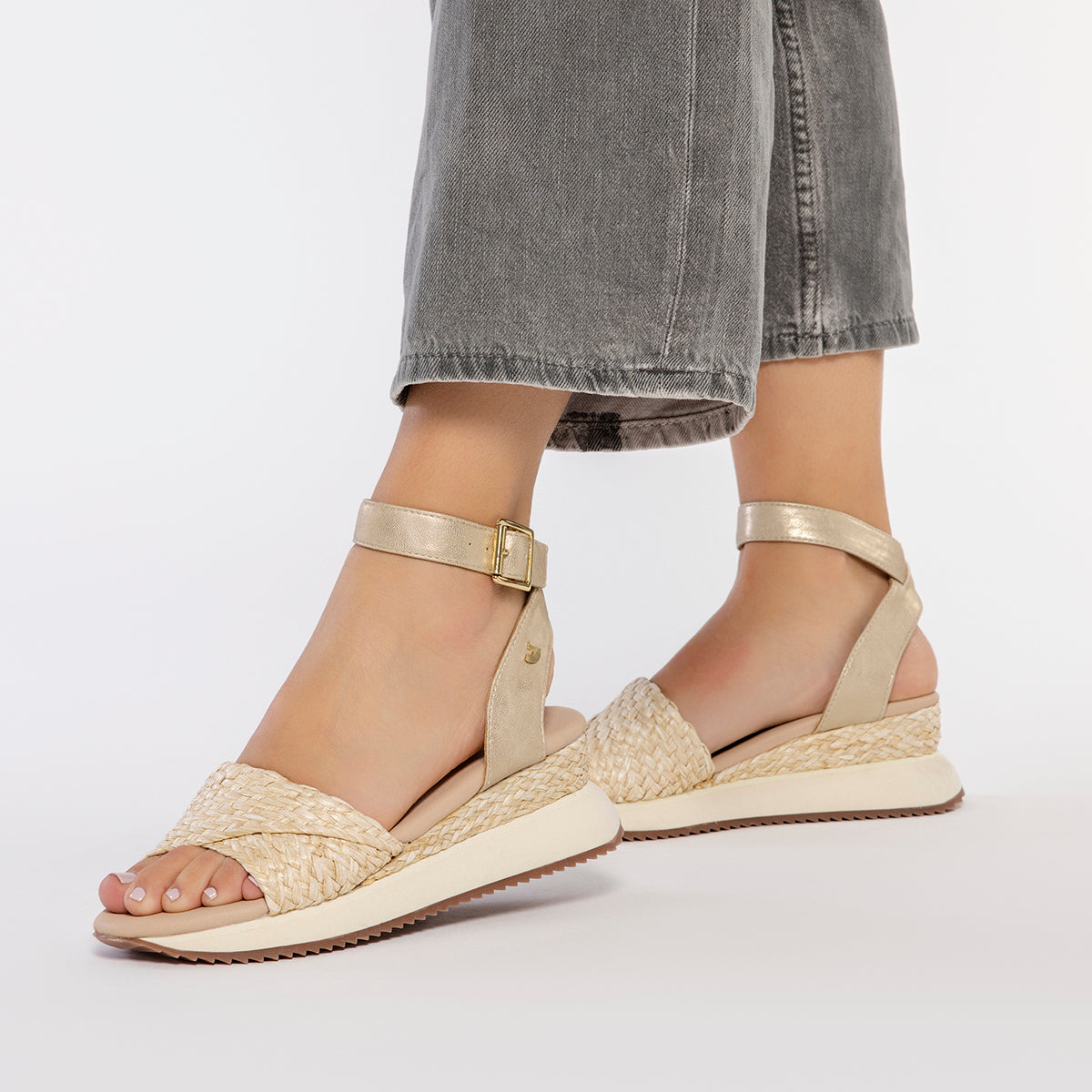 SANDALIAS DEPORTIVAS BEIGE y DORADO CON CUÑA PARA MUJER MEHAMA