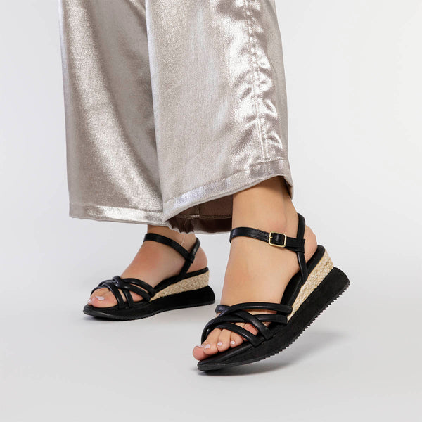 SANDALIAS NEGRAS CON CUÑA Y TIRAS TUBULARES PARA MUJER PERMET