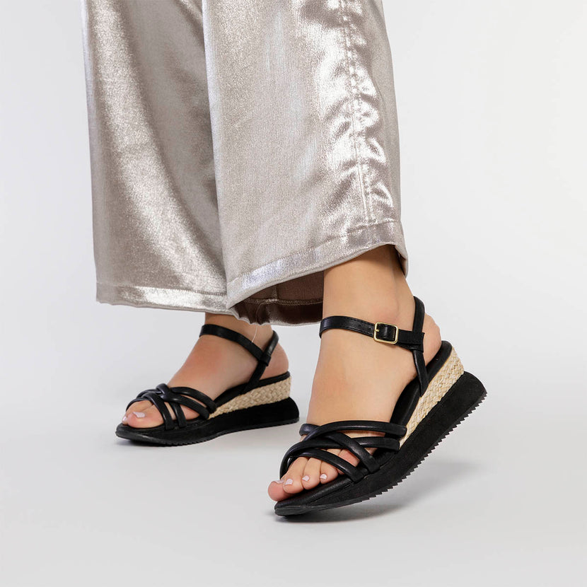 SANDALIAS NEGRAS CON CUÑA Y TIRAS TUBULARES PARA MUJER PERMET
