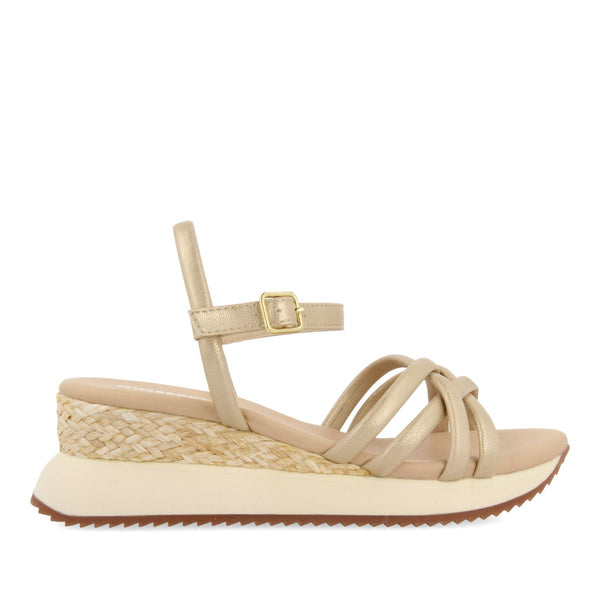 SANDALIAS DORADAS CON CUÑA Y TIRAS TUBULARES PARA MUJER PERMET