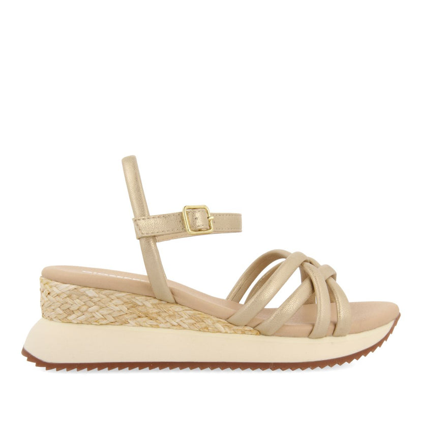 SANDALIAS DORADAS CON CUÑA Y TIRAS TUBULARES PARA MUJER PERMET