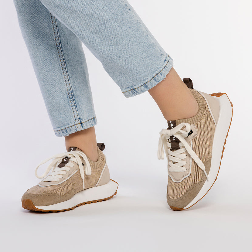 SNEAKERS DORADAS DE CORTE ELÁSTICO PARA MUJER FINIQ