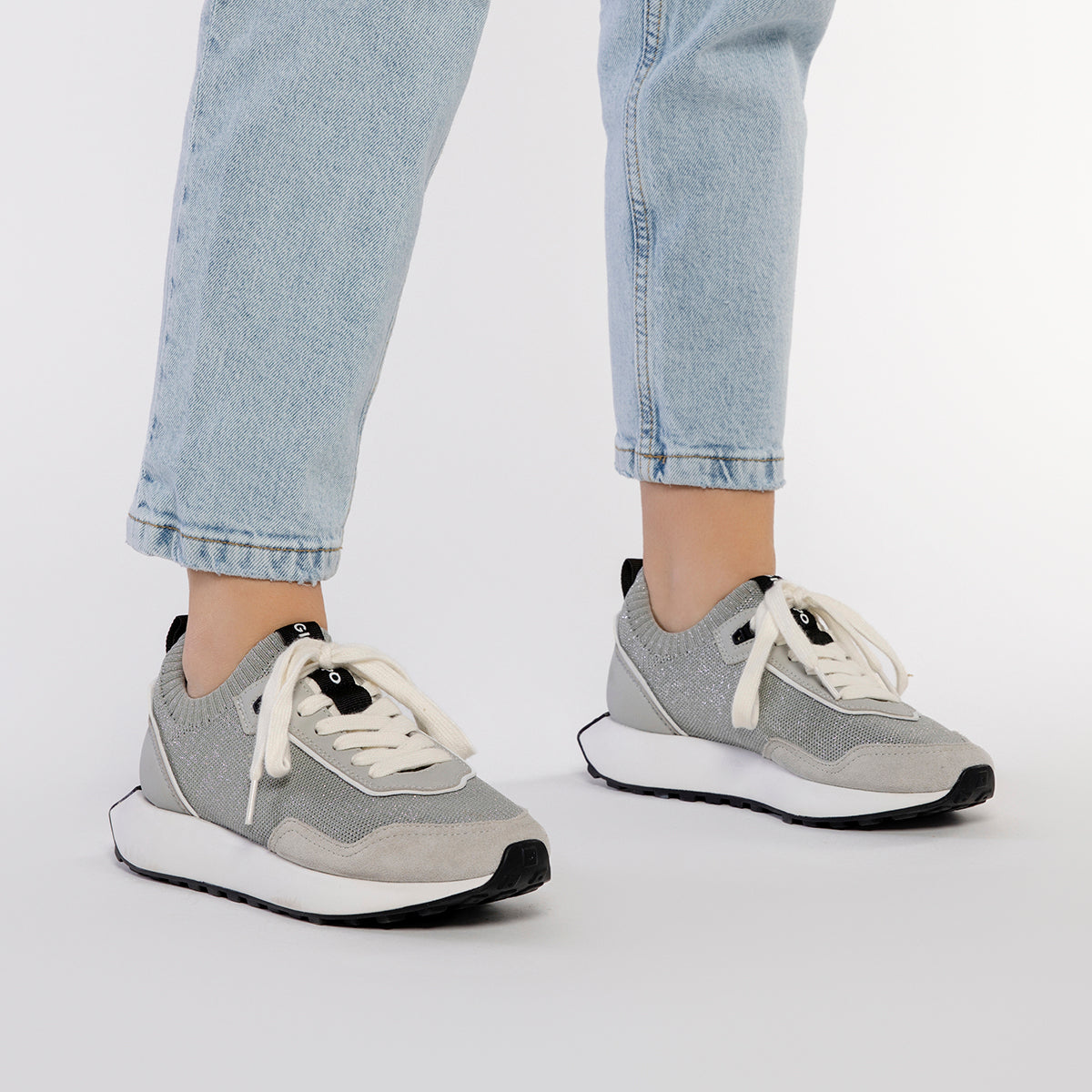 SNEAKERS PLATEADAS DE CORTE ELÁSTICO PARA MUJER FINIQ