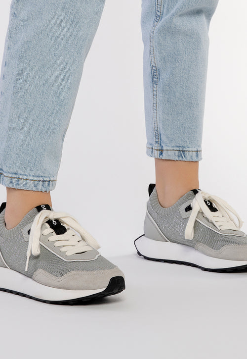 SNEAKERS PLATEADAS DE CORTE ELÁSTICO PARA MUJER FINIQ