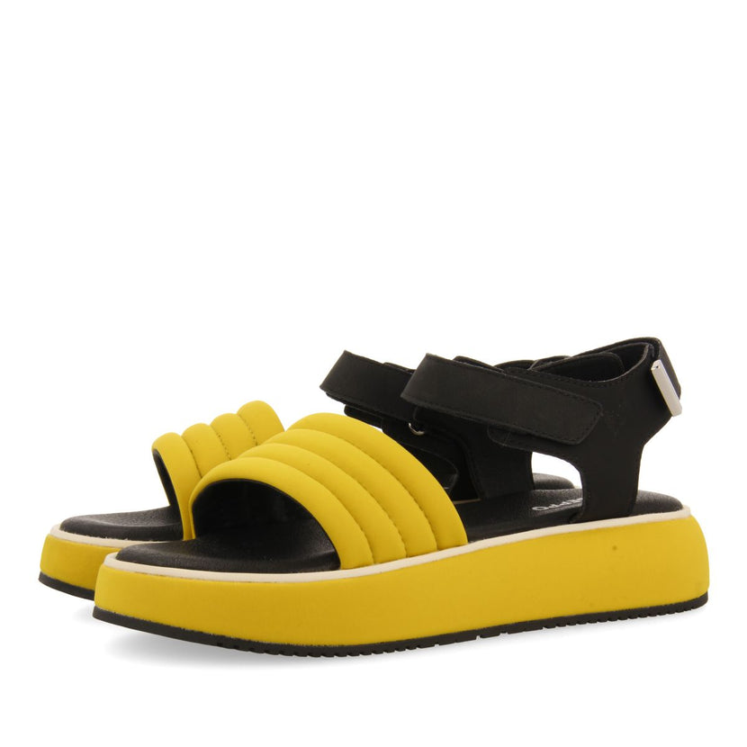 SANDALIAS DEPORTIVAS COLOR MOSTAZA CON PLATAFORMA PARA MUJER CHEVAL