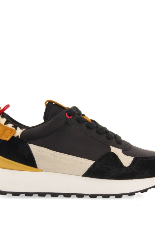 SNEAKERS NEGRAS CON DETALLE EN PRINT ANIMAL PARA MUJER KERBY