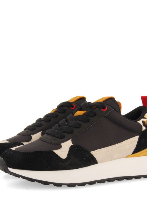 SNEAKERS NEGRAS CON DETALLE EN PRINT ANIMAL PARA MUJER KERBY