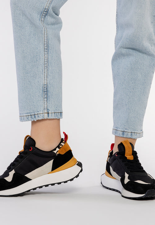 SNEAKERS NEGRAS CON DETALLE EN PRINT ANIMAL PARA MUJER KERBY