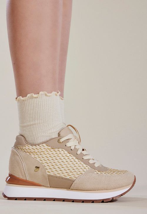 SNEAKERS DORADAS CON CUÑA INTERNA Y DETALLES TRENZADOS PARA MUJER HEKAL
