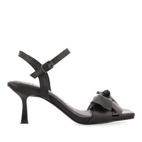 SANDALIAS NEGRAS DE TACÓN FINO CON DETALLE DE LAZO PARA MUJER PATTI