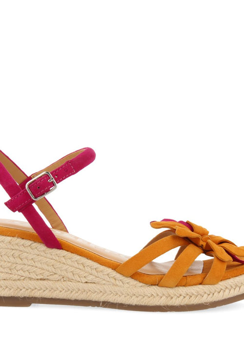 SANDALIAS DE PIEL COLOR FUCSIA Y NARANJA CON ADORNO DE FLOR Y CUÑA DE YUTE PARA MUJER SAMSULA