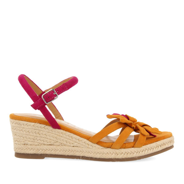 SANDALES EN CUIR DE COULEUR FUCHSIA ET ORANGE AVEC ORNEMENT DE FLEUR ET TALON COMPENSÉ EN JUTE POUR FEMME SAMSULA