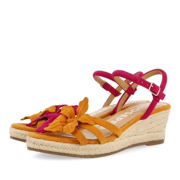 SANDALES EN CUIR DE COULEUR FUCHSIA ET ORANGE AVEC ORNEMENT DE FLEUR ET TALON COMPENSÉ EN JUTE POUR FEMME SAMSULA