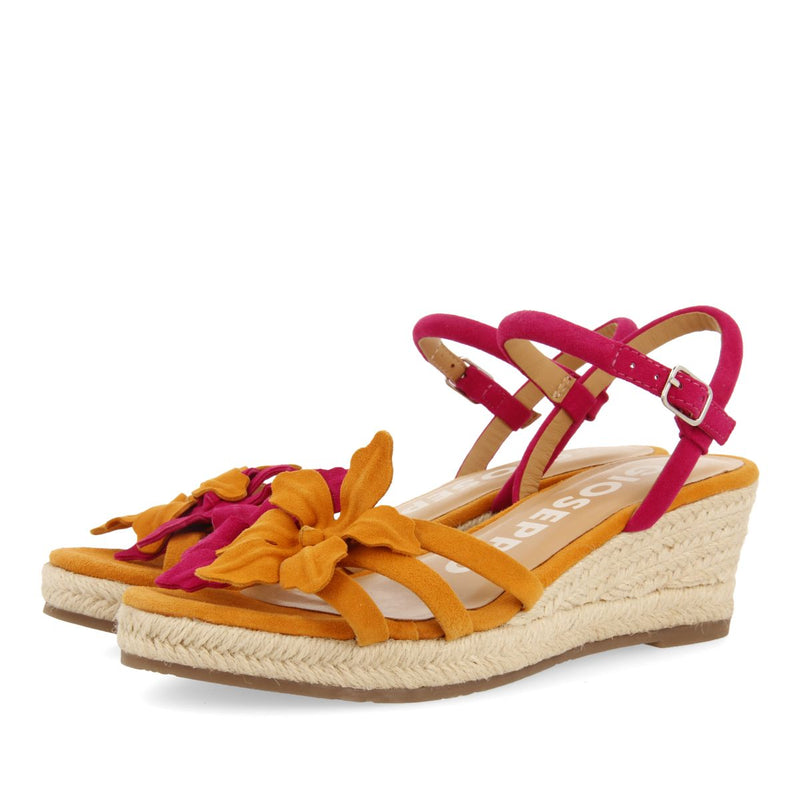 SANDALES EN CUIR DE COULEUR FUCHSIA ET ORANGE AVEC ORNEMENT DE FLEUR ET TALON COMPENSÉ EN JUTE POUR FEMME SAMSULA