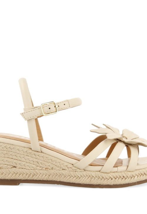 SANDALIAS DE PIEL COLOR OFF-WHITE CON ADORNO DE FLOR Y CUÑA DE YUTE PARA MUJER SAMSULA