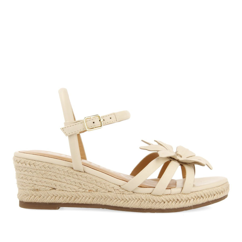 SANDALIAS DE PIEL COLOR OFF-WHITE CON ADORNO DE FLOR Y CUÑA DE YUTE PARA MUJER SAMSULA