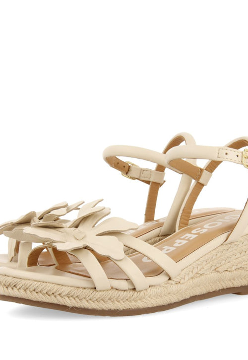 SANDALIAS DE PIEL COLOR OFF-WHITE CON ADORNO DE FLOR Y CUÑA DE YUTE PARA MUJER SAMSULA
