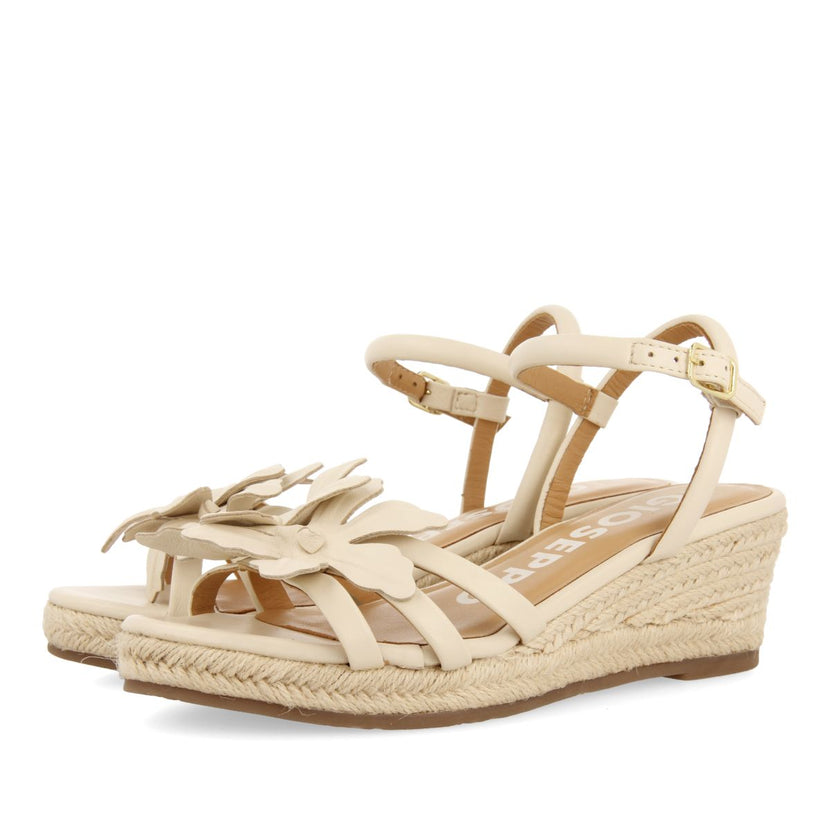 SANDALIAS DE PIEL COLOR OFF-WHITE CON ADORNO DE FLOR Y CUÑA DE YUTE PARA MUJER SAMSULA
