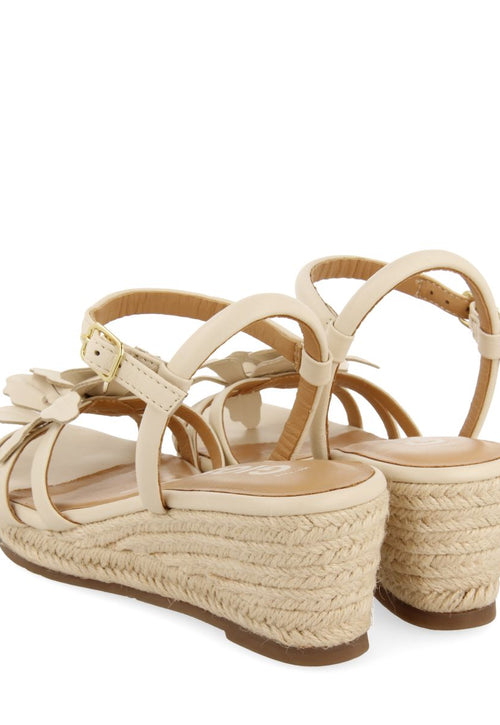 SANDALIAS DE PIEL COLOR OFF-WHITE CON ADORNO DE FLOR Y CUÑA DE YUTE PARA MUJER SAMSULA
