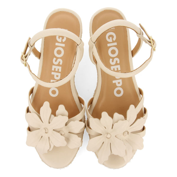 SANDÁLIAS DE PELE COR OFF-WHITE COM ADORNO DE FLOR E SALTO DE JUTA PARA MULHER SAMSULA