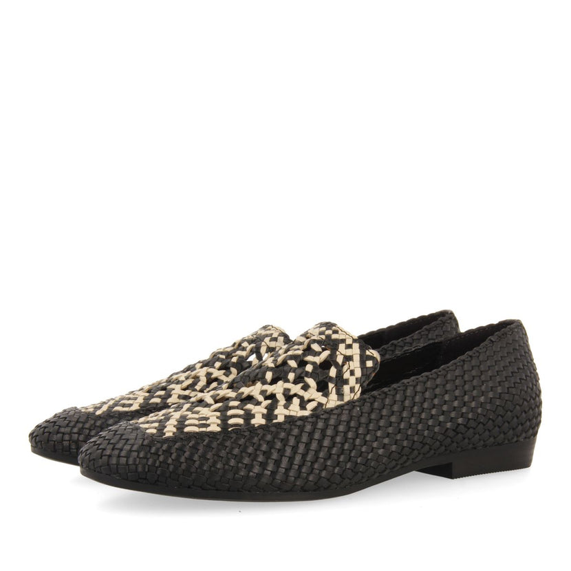 MOCASINES DE PIEL TRENZADA COLOR NEGRO CON DETALLE BICOLOR PARA MUJER RADDUSA