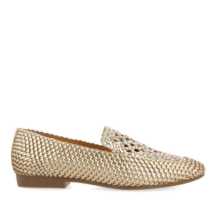 MOCASINES DE PIEL TRENZADA COLOR PLATINO CON DETALLE BICOLOR PARA MUJER RADDUSA