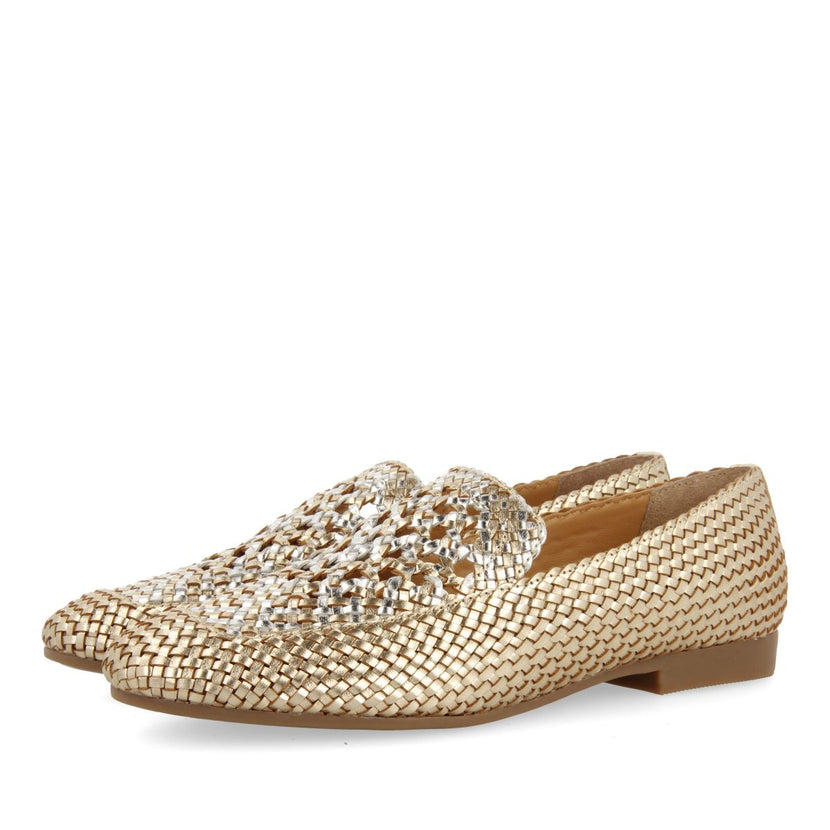 MOCASINES DE PIEL TRENZADA COLOR PLATINO CON DETALLE BICOLOR PARA MUJER RADDUSA