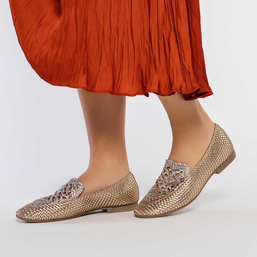 MOCASINES DE PIEL TRENZADA COLOR PLATINO CON DETALLE BICOLOR PARA MUJER RADDUSA