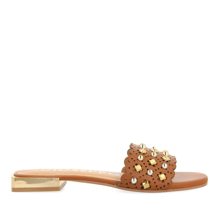 SANDALIAS TIPO PALA COLOR CUERO CON ADORNOS DE TACHAS PARA MUJER LABIN