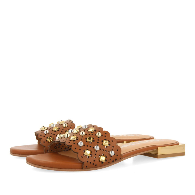 SANDALIAS TIPO PALA COLOR CUERO CON ADORNOS DE TACHAS PARA MUJER LABIN