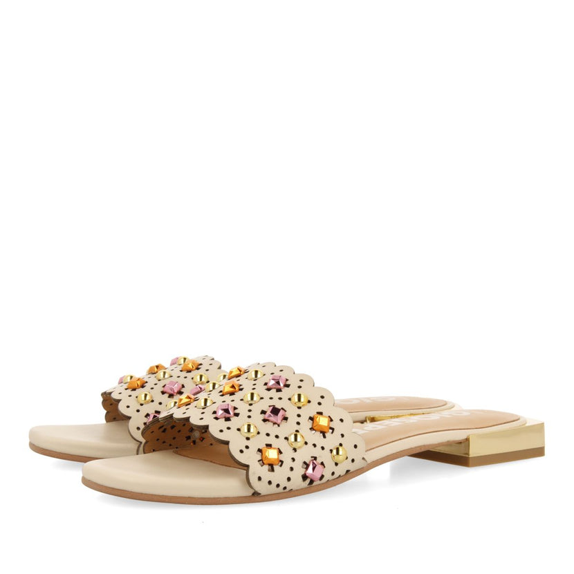 SANDALIAS TIPO PALA COLOR OFF-WHITE CON ADORNOS DE TACHAS PARA MUJER LABIN