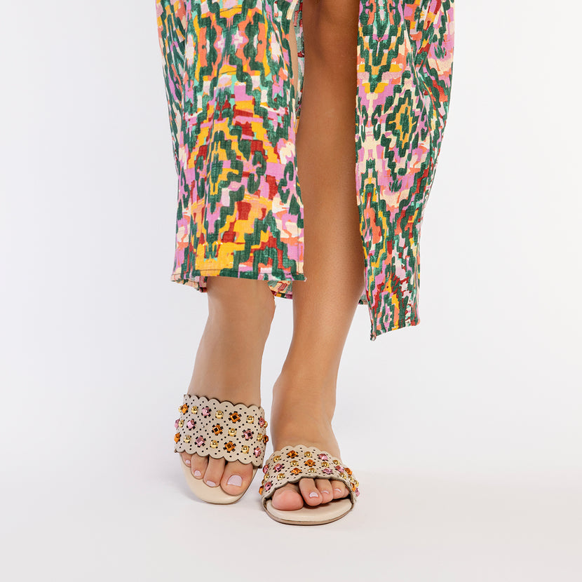 SANDALIAS TIPO PALA COLOR OFF-WHITE CON ADORNOS DE TACHAS PARA MUJER LABIN