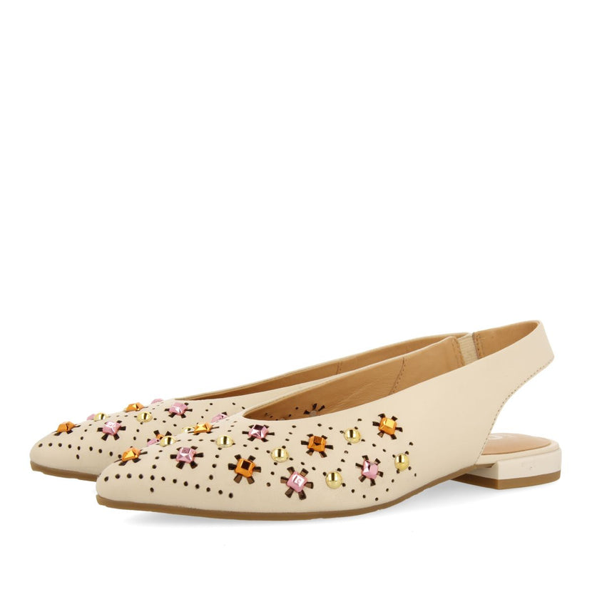 BAILARINAS DESTALONADAS EN PIEL COLOR OFF-WHITE CON DETALLE DE TACHAS PARA MUJER DAKOVO