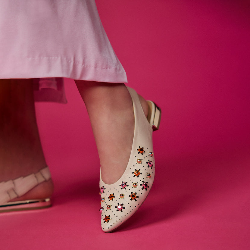 BAILARINAS DESTALONADAS EN PIEL COLOR OFF-WHITE CON DETALLE DE TACHAS PARA MUJER DAKOVO