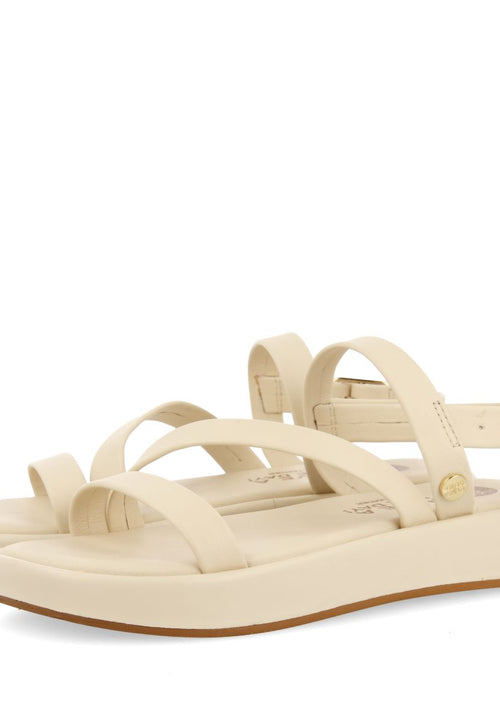 SANDALIAS COLOR OFF-WHITE DE PIEL CON TIRAS Y SUELA CON VOLUMEN PARA NIÑA Y NIÑO COULEE