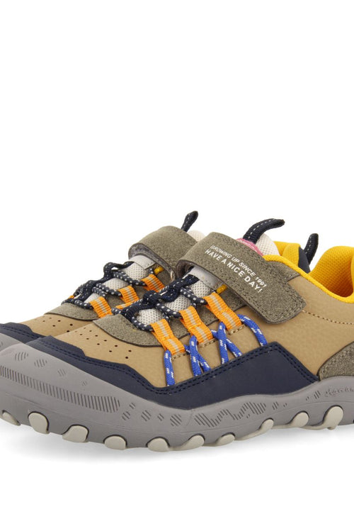 SNEAKERS BEIGE ESTILO CALIFORNIANAS CON CIERRES AJUSTABLES PARA NIÑO Y NIÑA