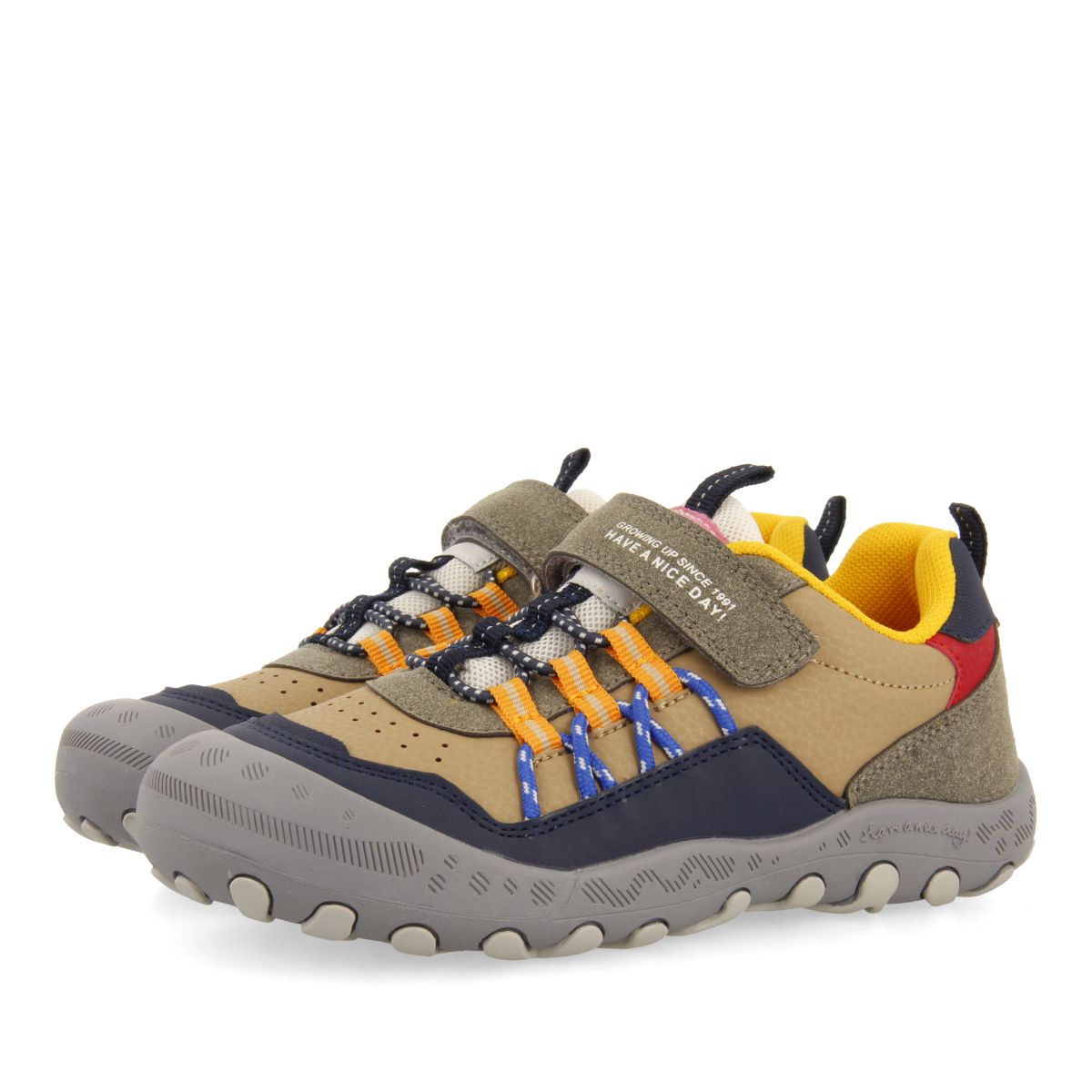 SNEAKERS BEIGE ESTILO CALIFORNIANAS CON CIERRES AJUSTABLES PARA NIÑO Y NIÑA