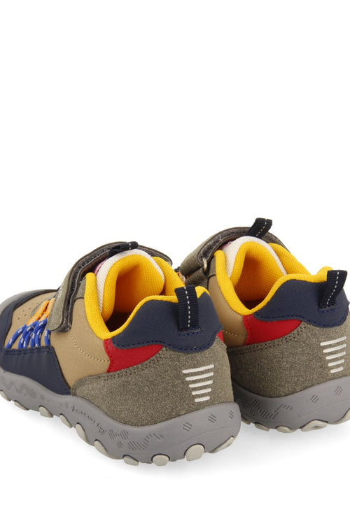 SNEAKERS BEIGE ESTILO CALIFORNIANAS CON CIERRES AJUSTABLES PARA NIÑO Y NIÑA