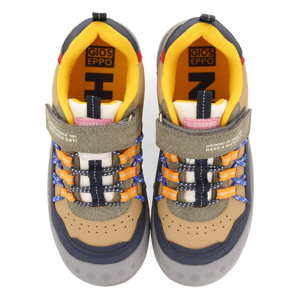 SNEAKERS BEIGE ESTILO CALIFORNIANAS CON CIERRES AJUSTABLES PARA NIÑO Y NIÑA