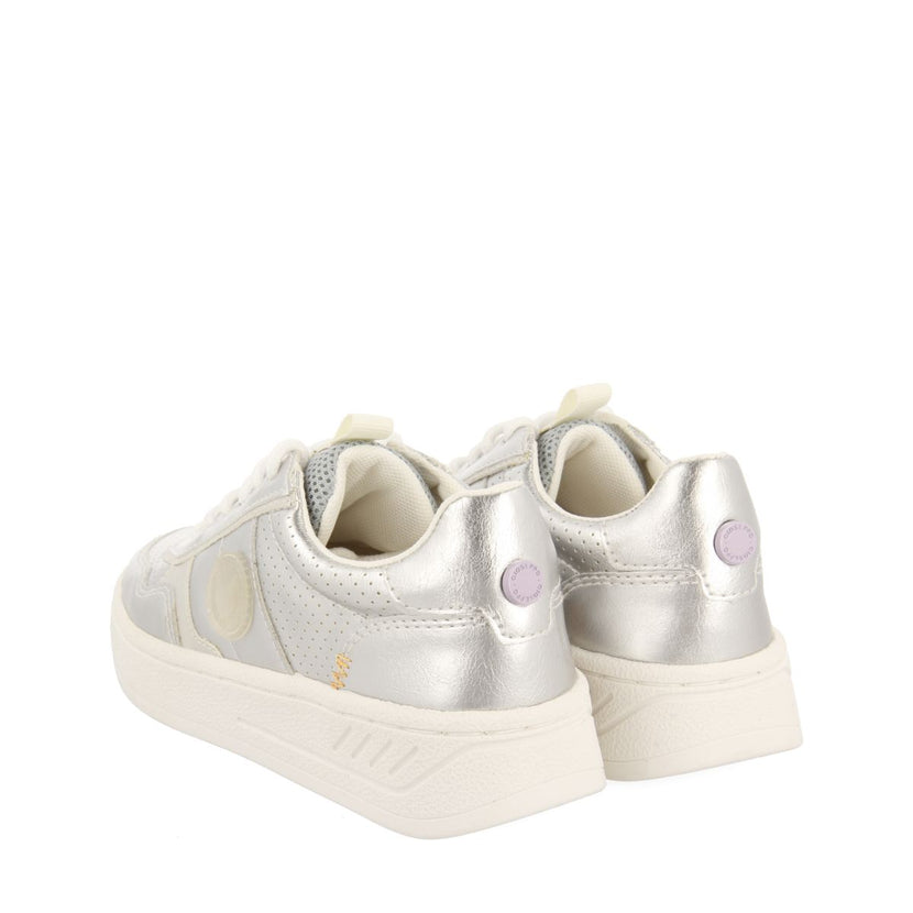 SNEAKERS PLATEADAS CON PICADOS ESTILO RETRO PARA NIÑA Y NIÑO CARRICK