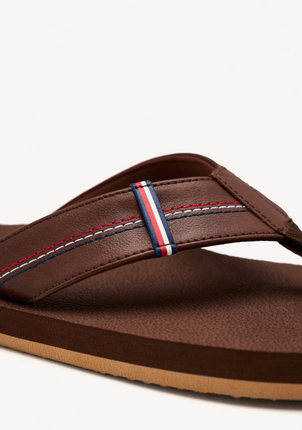 CHANCLAS MARRONES CON DETALLES DE COLORES PARA HOMBRE CUTLER