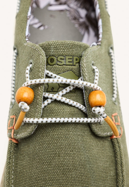 MOCASSINS DE COULEUR KAKI DE STYLE NAUTIQUE AVEC DES DÉTAILS DE COULEURS POUR HOMME SULT