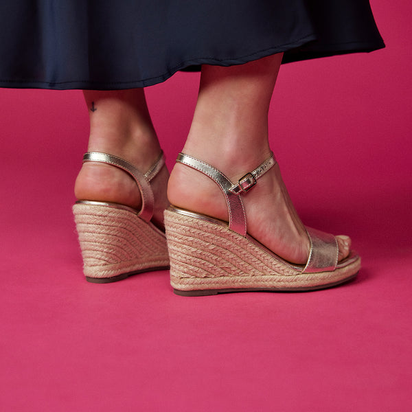 SANDALIAS DE PIEL COLOR PLATINO CON CUÑA DE YUTE PARA MUJER ZHEPE
