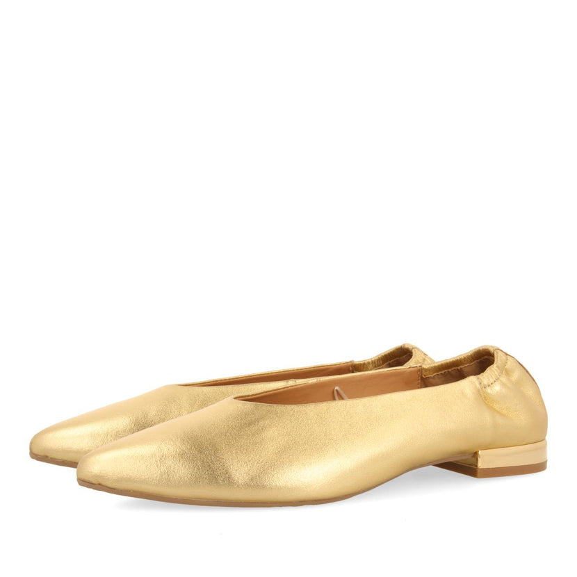 BAILARINAS DE PIEL COLOR DORADO CON PUNTA FINA Y TALÓN FRUNCIDA PARA MUJER GUATAY