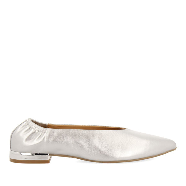 BAILARINAS DE PIEL COLOR PLATA CON PUNTA FINA Y TALÓN FRUNCIDA PARA MUJER GUATAY