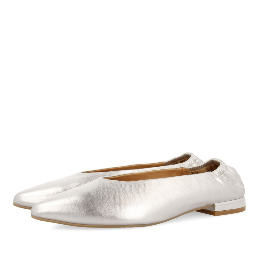 BAILARINAS DE PIEL COLOR PLATA CON PUNTA FINA Y TALÓN FRUNCIDA PARA MUJER GUATAY