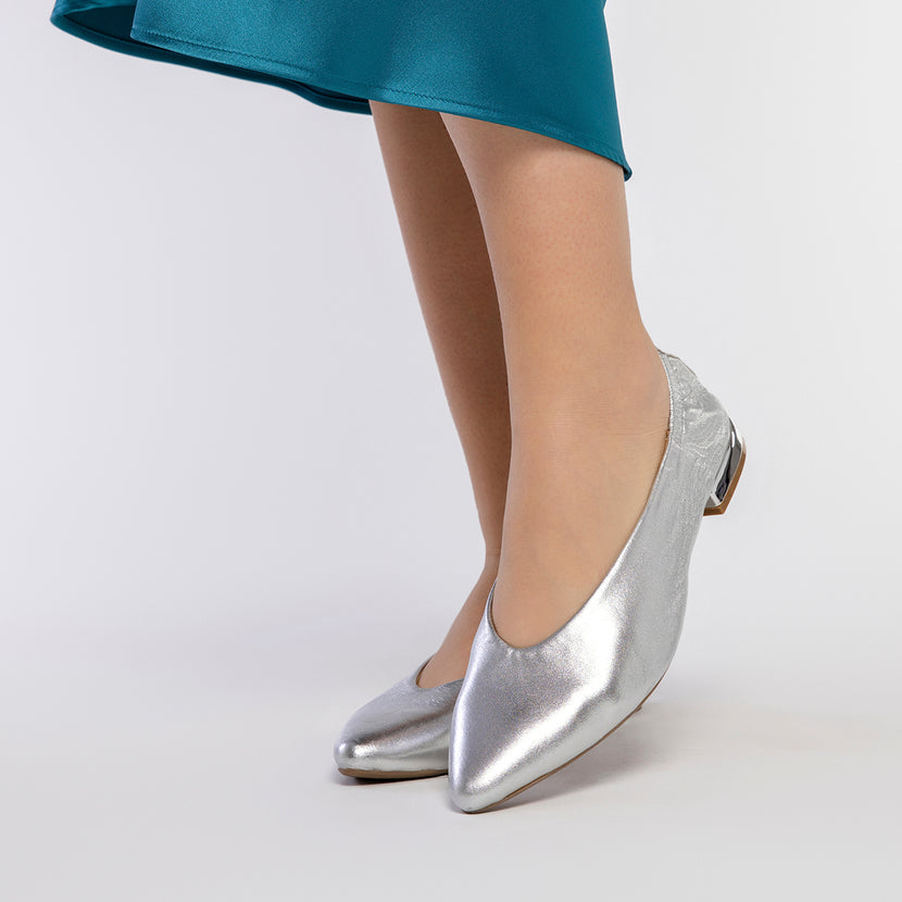 BAILARINAS DE PIEL COLOR PLATA CON PUNTA FINA Y TALÓN FRUNCIDA PARA MUJER GUATAY